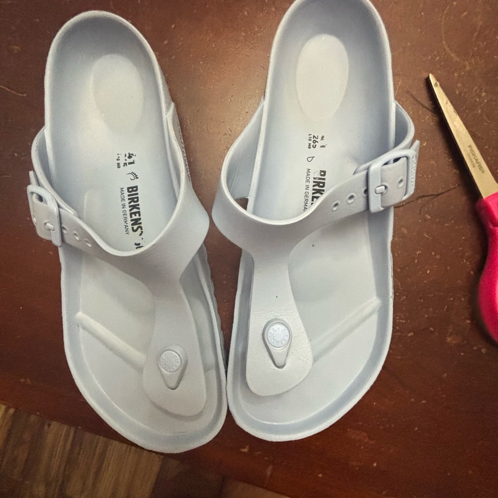 Woman’s Birkenstock pale blue/purple gizeh Eva flip flops  size 41 beach comfort